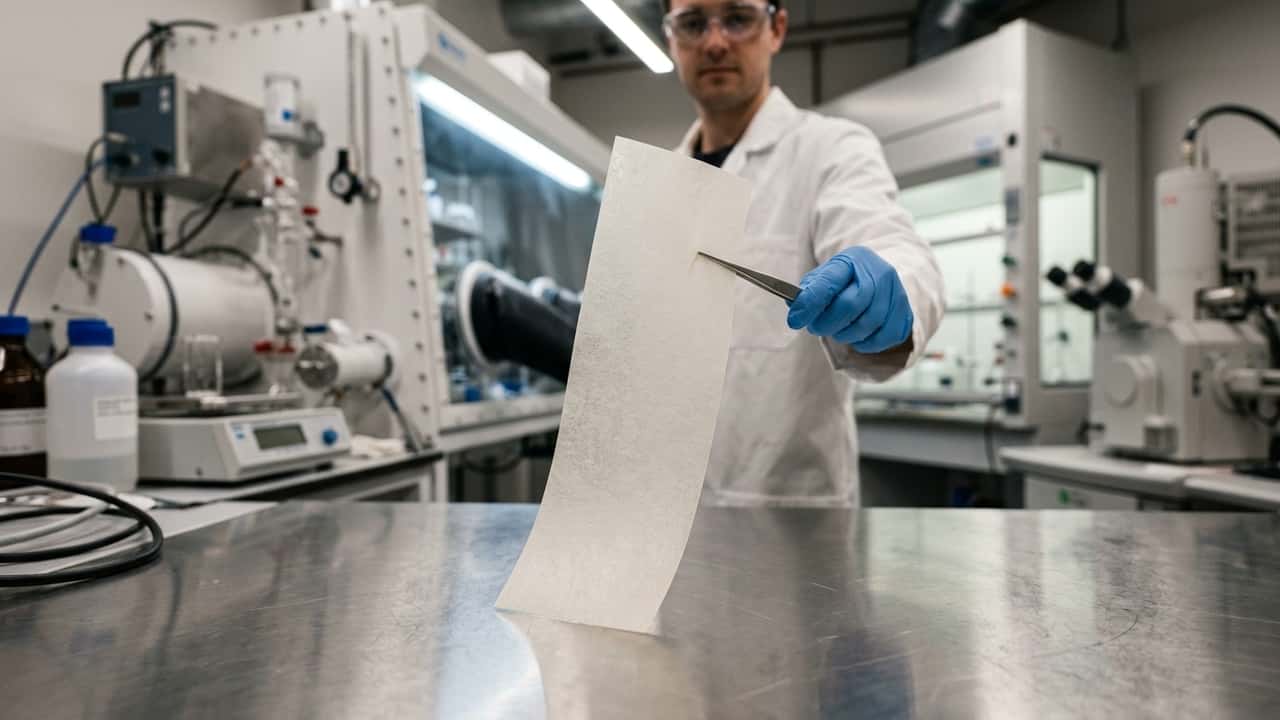 Batterie allo stato solido, arriva il foglio sottile come capelli