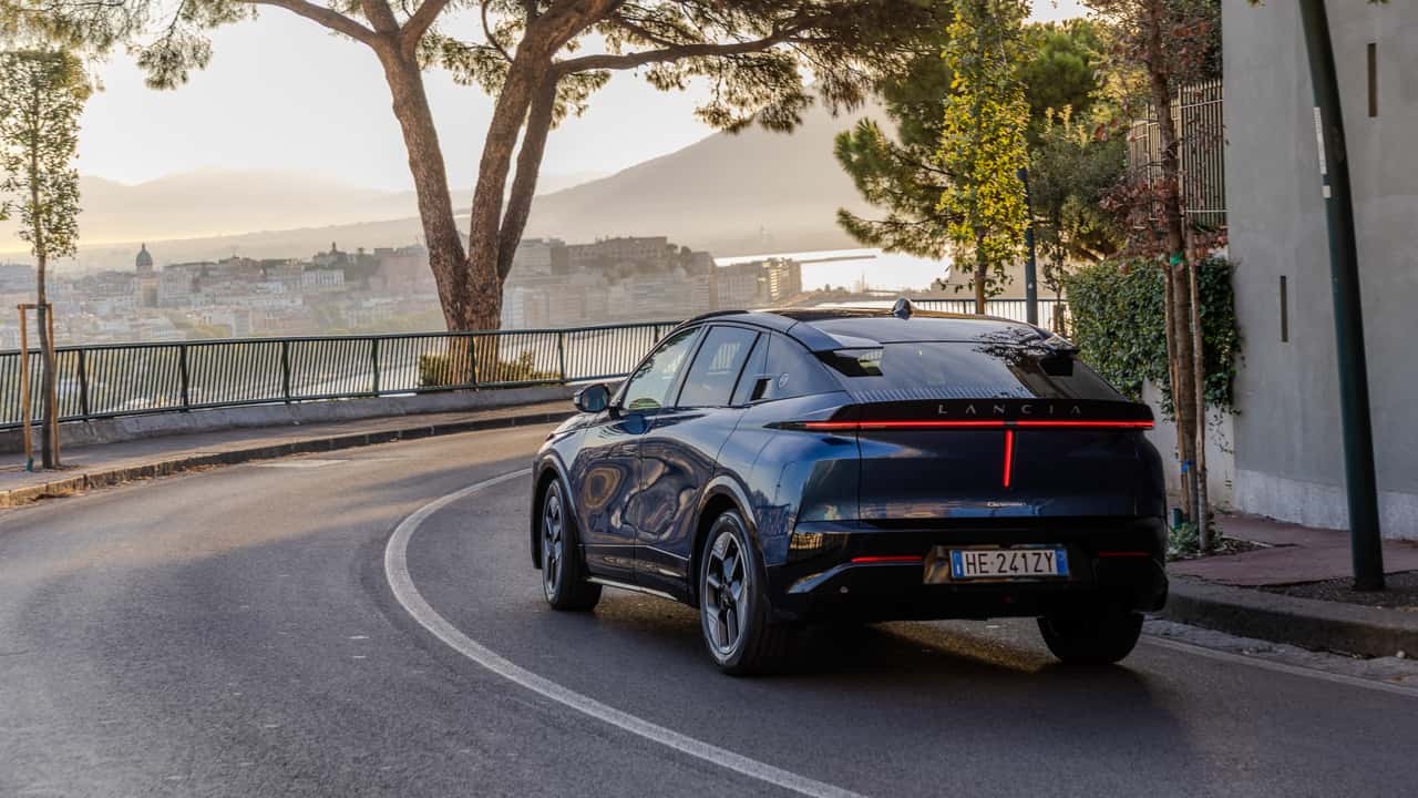 Lancia Gamma 2026, conducimos el crossover coupé con estilo propio
