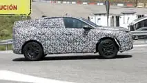 Foto spia con vista laterale della Peugeot 3008 del 2024