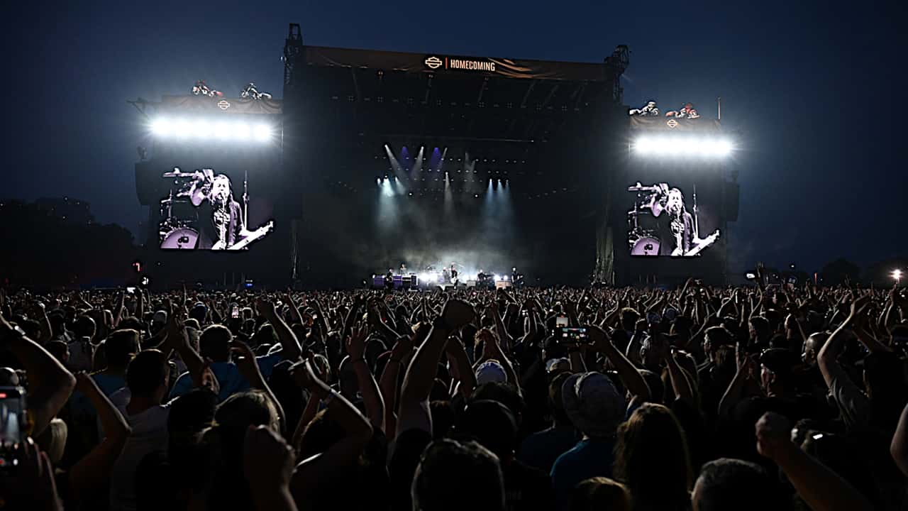 Π₯Π°ΡΠ»Π΅ΠΉ-ΠΡΠ²ΠΈΠ΄ΡΠΎΠ½ Π²ΠΎΠ·Π²ΡΠ°ΡΠ°Π΅ΡΡΡ ΠΊ ΠΈΡΡΠΎΠΊΠ°ΠΌ: ΡΠ΅ΡΡΠΈΠ²Π°Π»Ρ ΡΠΌΠ΅Π½ΠΈΠ»ΡΡ Π½Π° ΠΏΡΠ°Π·Π΄Π½ΠΎΠ²Π°Π½ΠΈΠ΅ ΡΠ±ΠΈΠ»Π΅Ρ