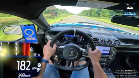 Regardez la Mustang Shelby GT500 2022 faire des accélérations brutales sur autoroute.