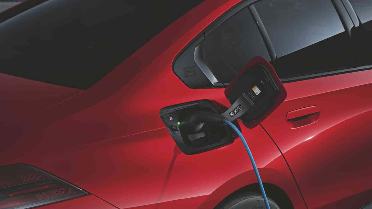 Kupujący samochody elektryczne wciąż oczekują większego zasięgu, niż faktycznie potrzebują – wynika z badania BMW