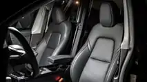 Sièges avant intérieurs du véhicule de police Tesla Model Y Unplugged Performance UpFit