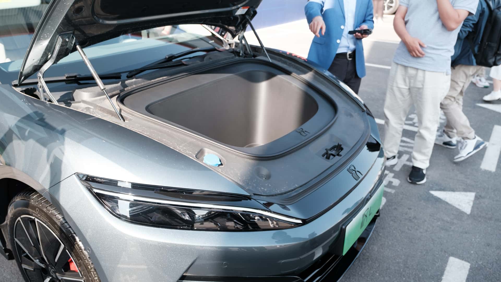 byd-han-l-tang-l-and-megawatt-charging.j