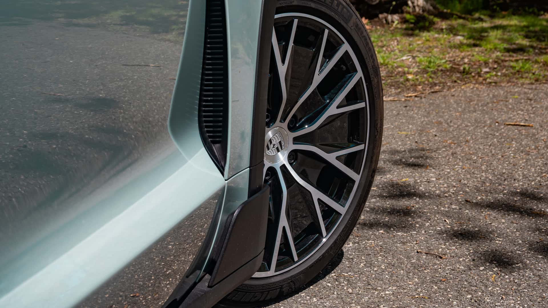https://cdn.motor1.com/images/mgl/L3XJoM/s1/2025-porsche-taycan-4s-cross-turismo.jpg