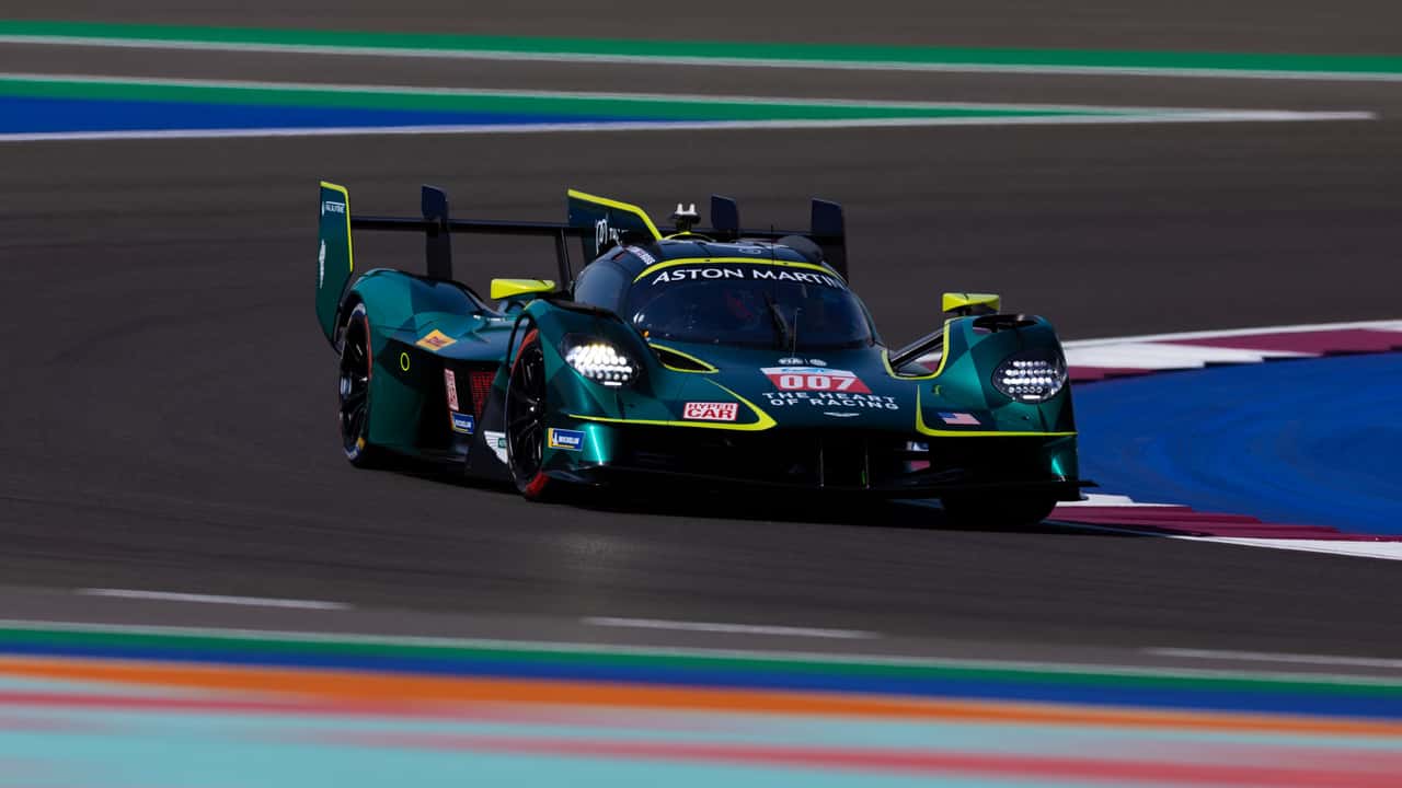 Aston Martin Valkyrie en piste