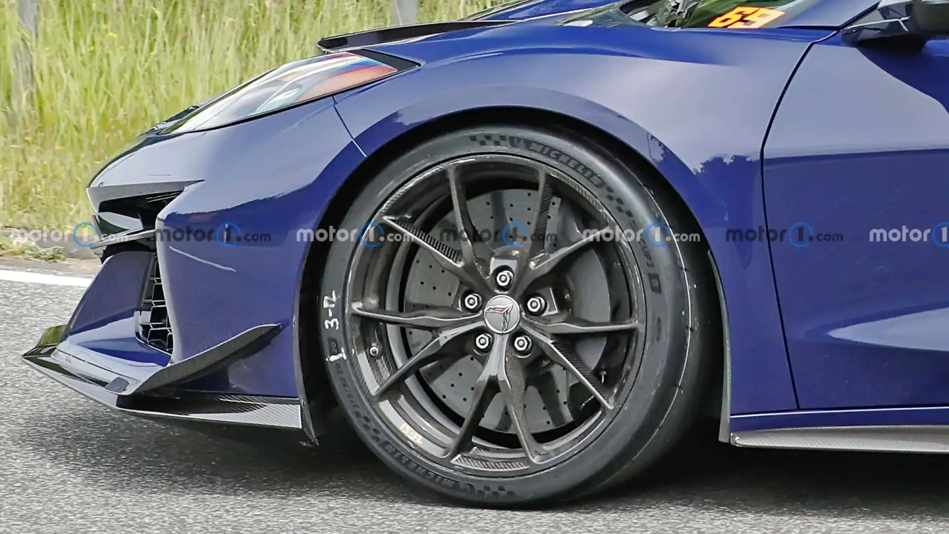 https://cdn.motor1.com/images/mgl/L3XnA3/s1/2026-chevrolet-c8-corvette-zora-spy-shots-undisguised-exterior-9.webp