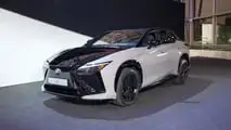 Lexus RZ 550e 2025 vista dal vivo