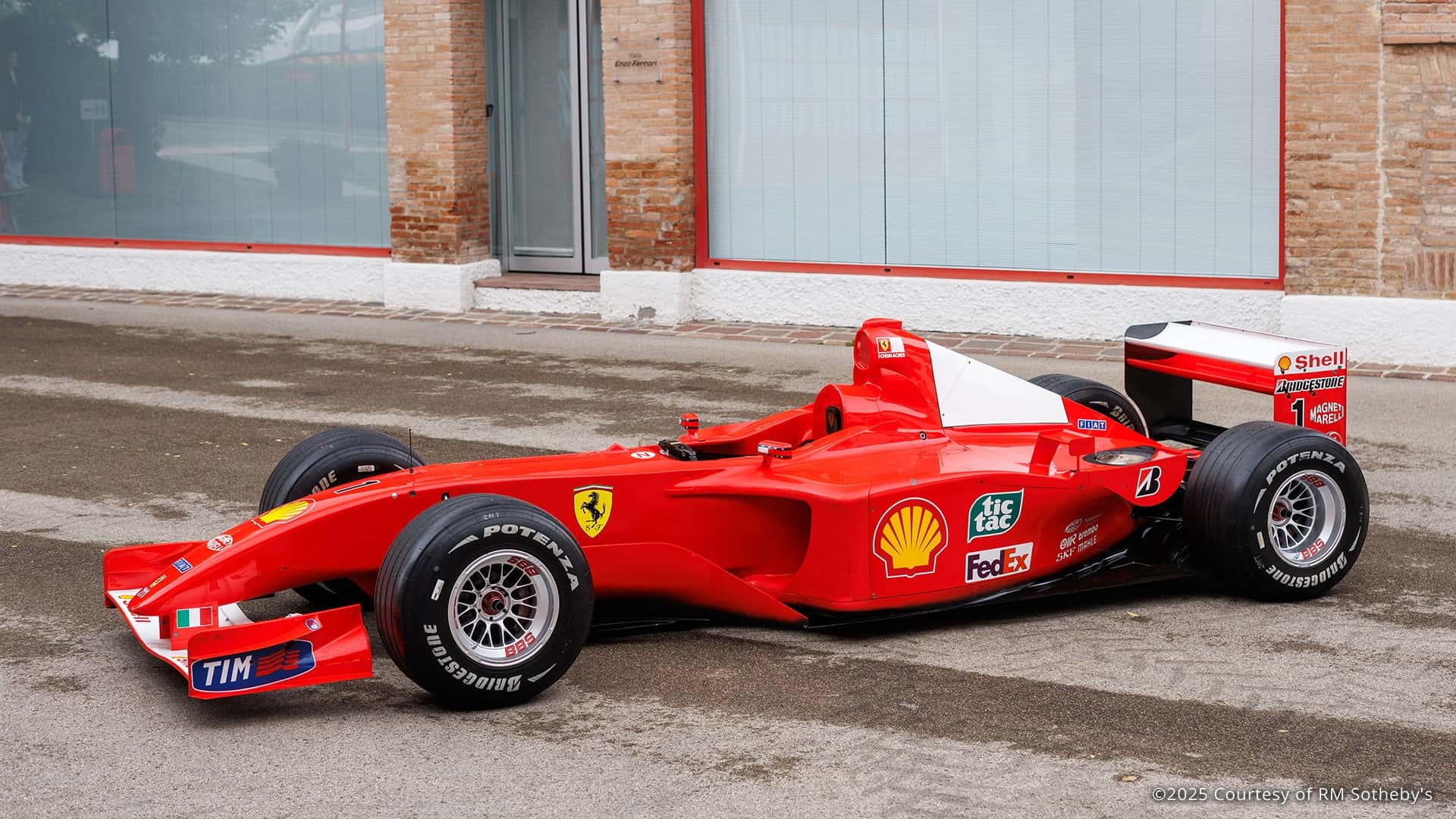 Schumacher'in yarıştığı Ferrari F2001, 16 milyon €'ya satıldı!