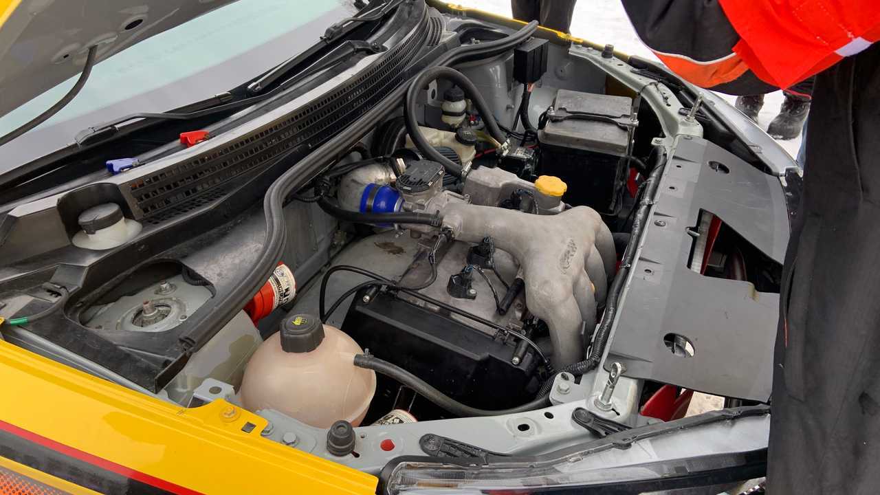 Моторный отсек гоночной Lada Vesta