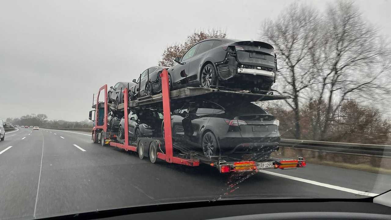 Foto - Tesla Model Y Performance uscite dalla Gigafactory di Berlino
