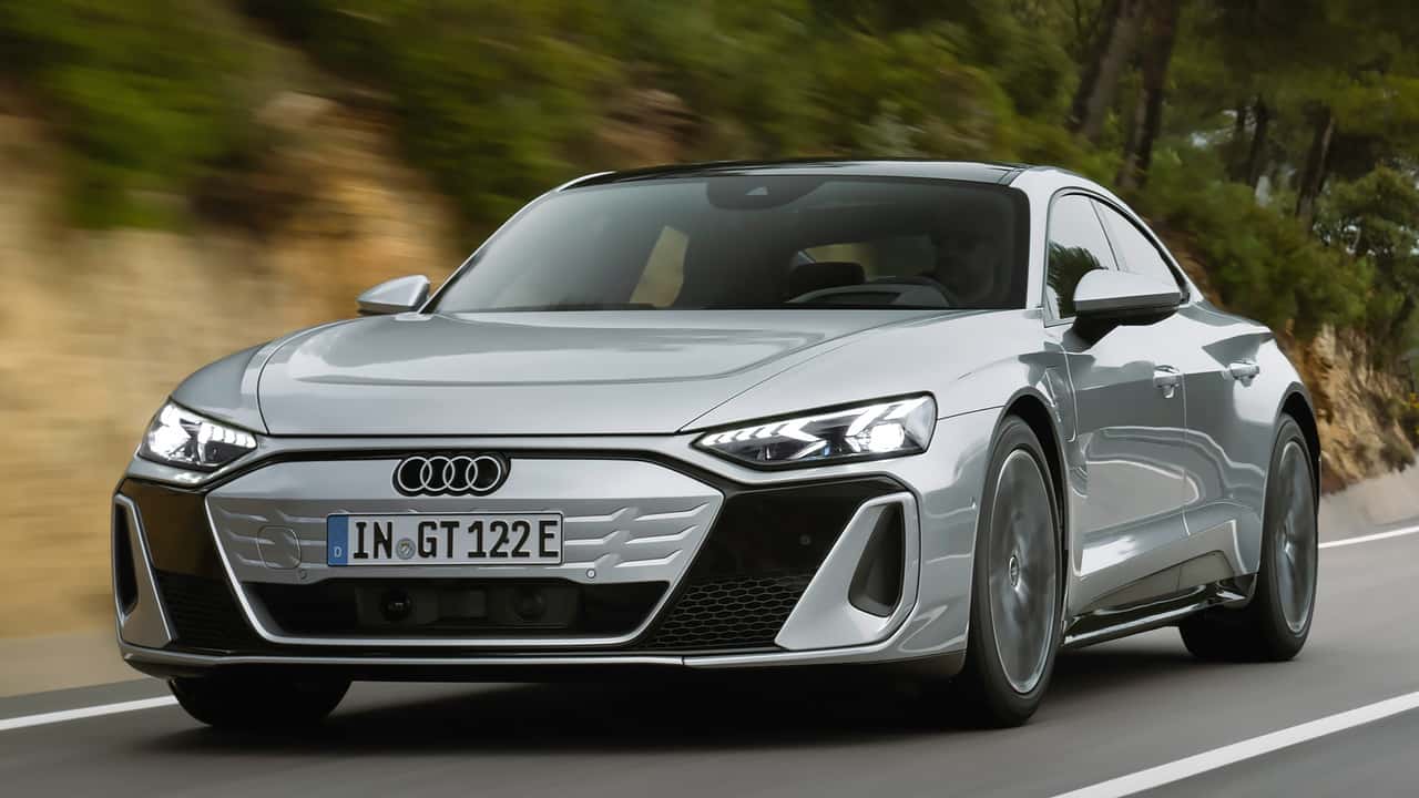 Audi S e-tron GT (2024): Fahraufnahme von schräg vorne