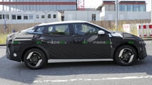 Kia EV4 als Erlkönig: Seitenansicht
