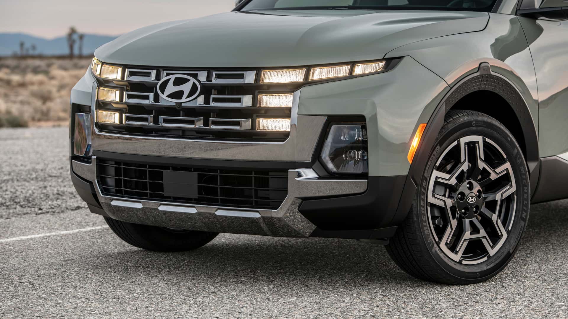 https://cdn.motor1.com/images/mgl/L3kx7N/s1/2025-hyundai-santa-cruz.jpg