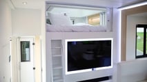 Mercedes-Benz Actros als Pferdetransporter mit „Élégance Lounge“ von Théault