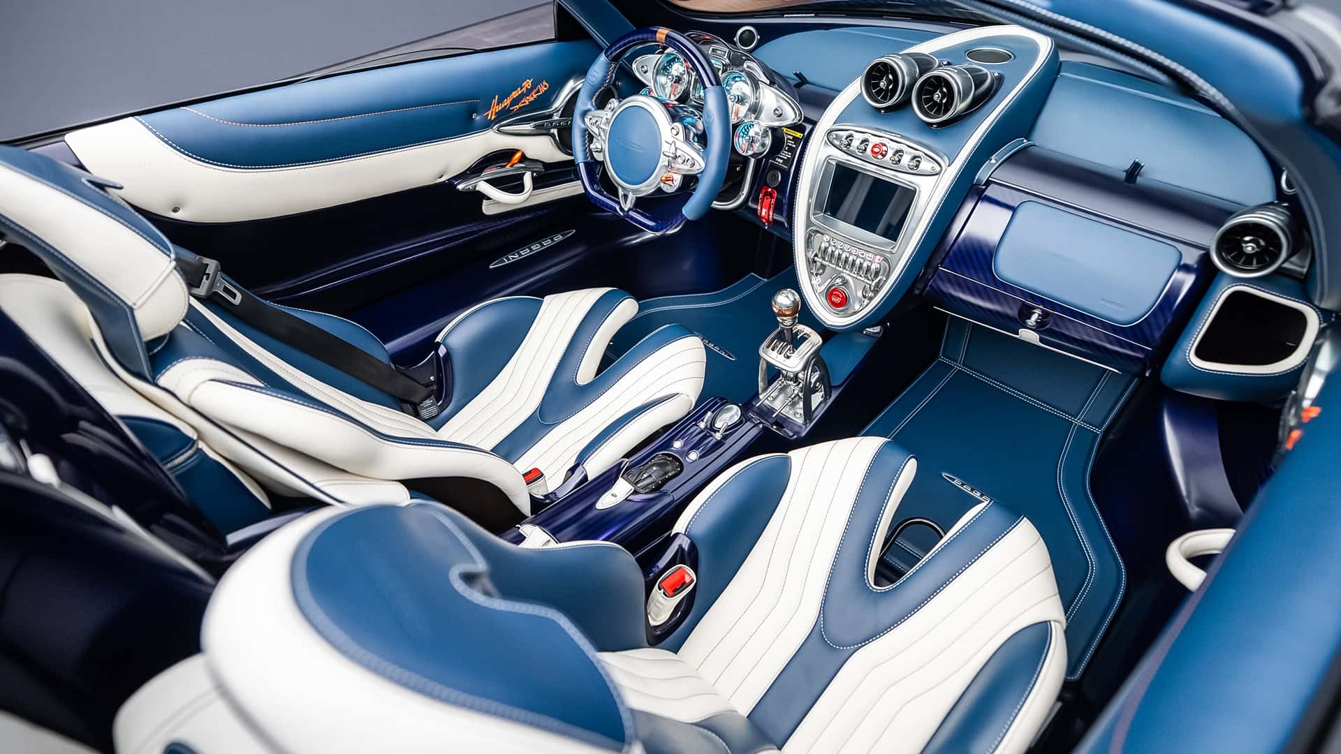 pagani-huayra-70-derecho-2026.jpg