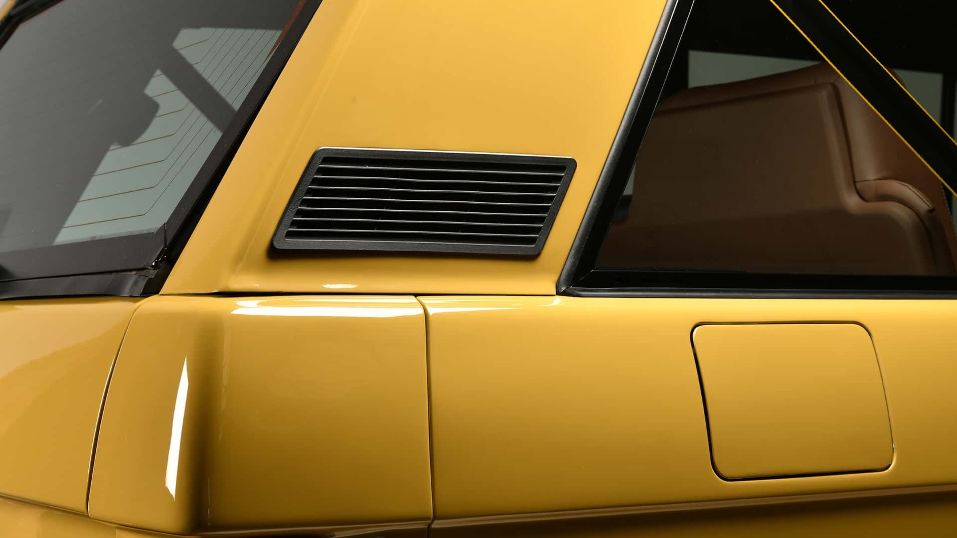https://cdn.motor1.com/images/mgl/L3yLGL/s1/twisted-range-rover-classic-restomod-review.jpg