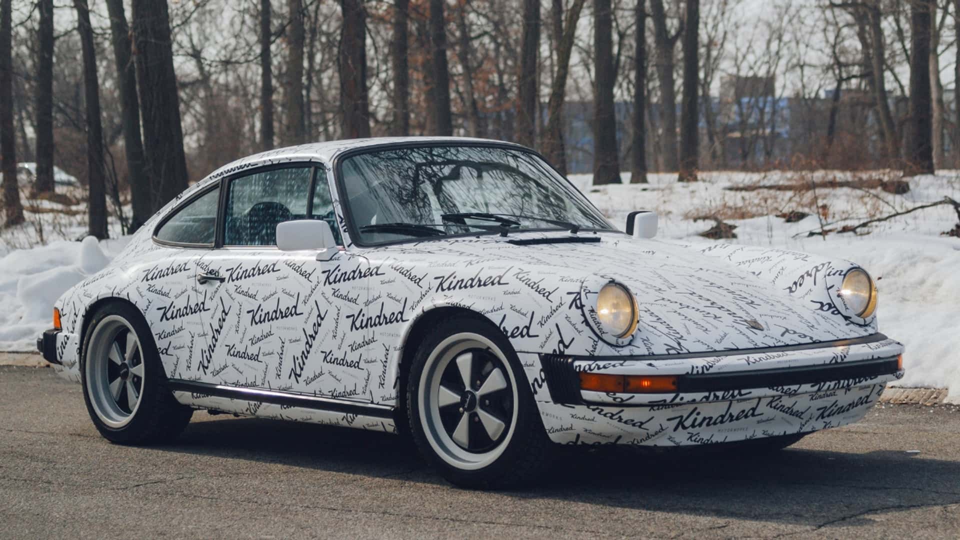 این پورشه 911 Restomod 300 هزار دلاری موتور گازی خود را با موتور الکتریکی جایگزین می کند.