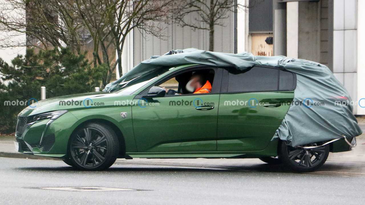 Peugeot 308 (2021) fast ungetarnt auf Erlkönigbildern