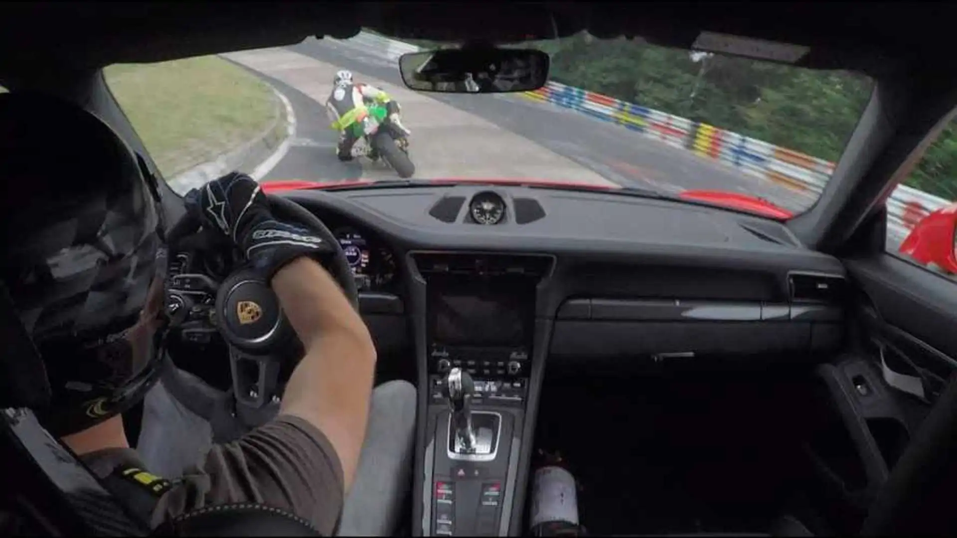 パナソニック Watch A Kawasaki ZX-10R Take On A Porsche 911 GT3 RS At The
