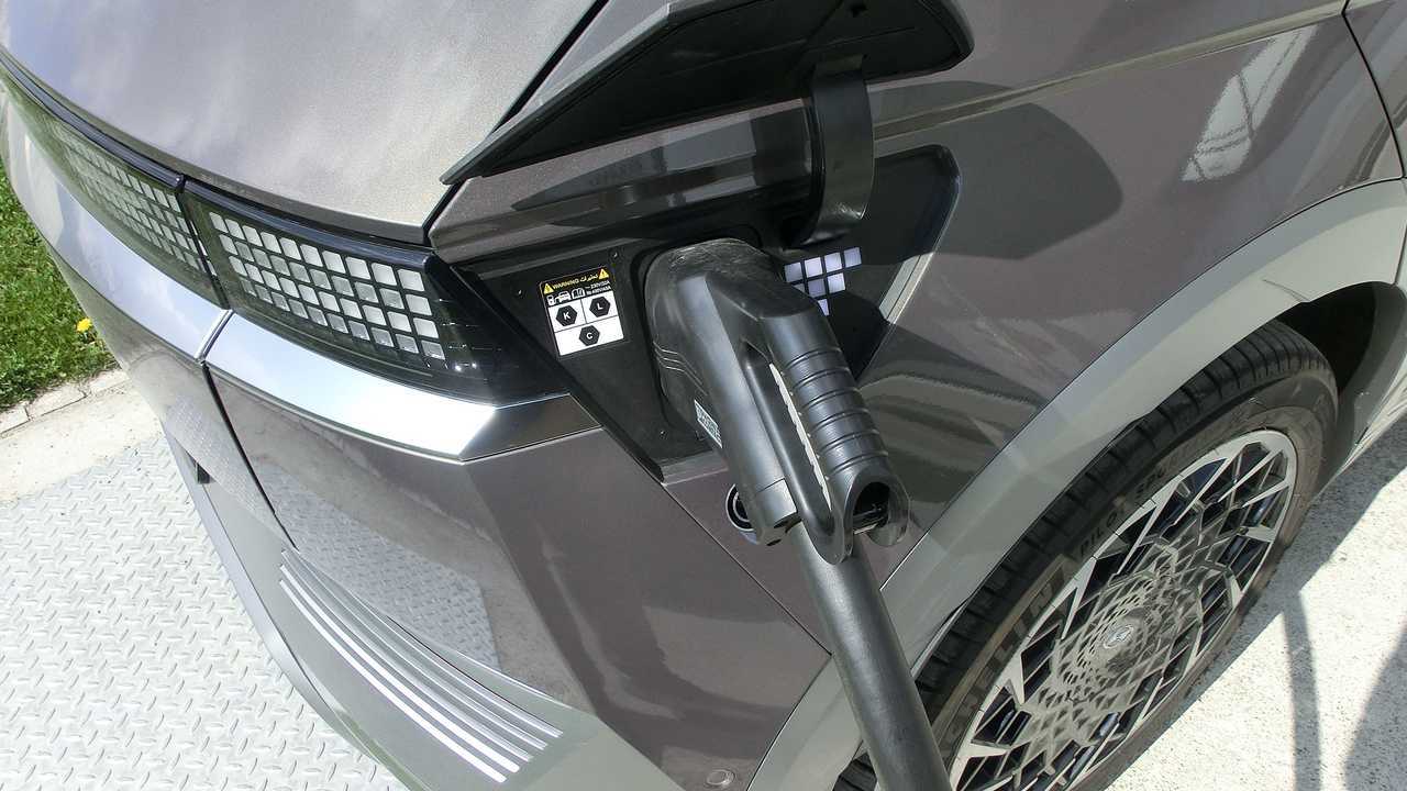 Hyundai Ioniq 5: Com carregador conectado