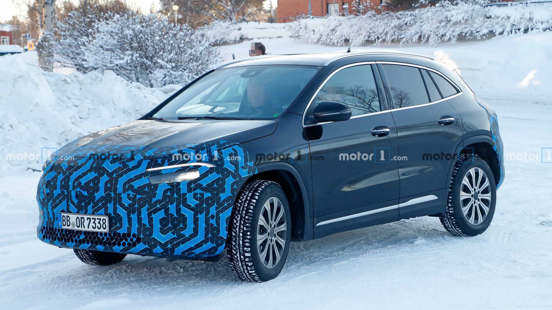 https://cdn.motor1.com/images/mgl/LBzLl/s1/mercedes-eqa-and-eqb-spy-photo.jpg mercedes-eqa-and-eqb-spy-photo