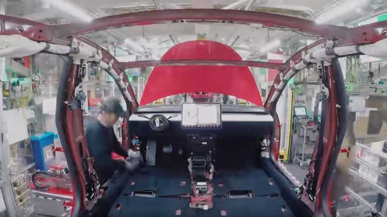 Tesla Model 3'ün Hızlandırılmış Üretim Videosundan Bir Kesit