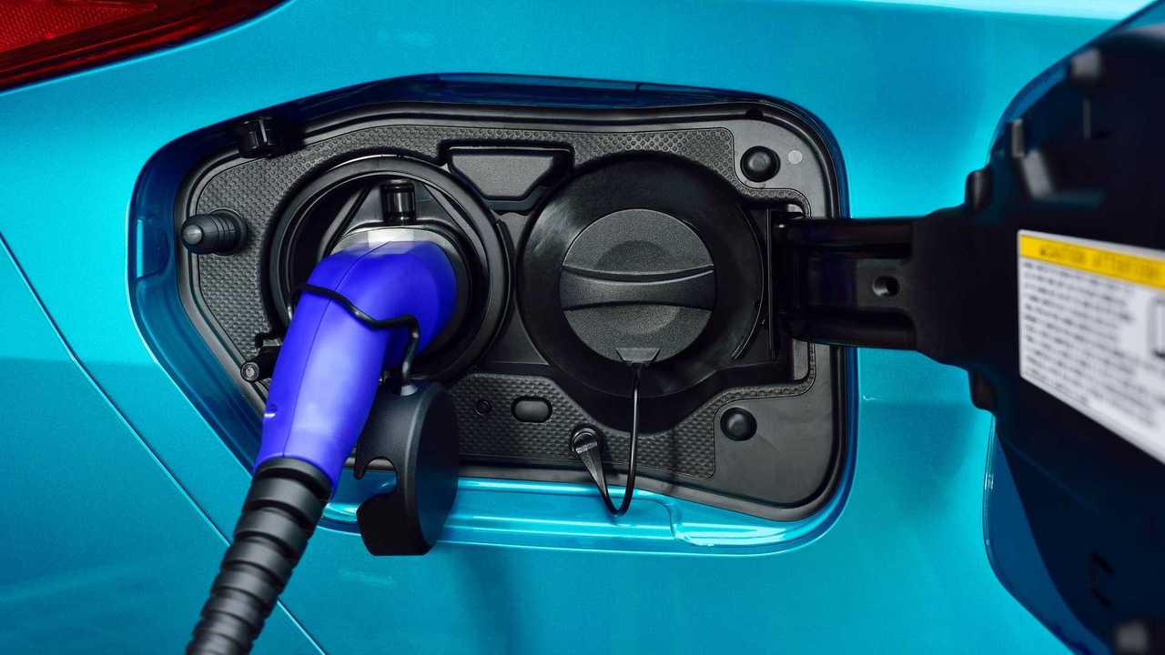 Full Hybrid Contro Plug-in, pregi e difetti