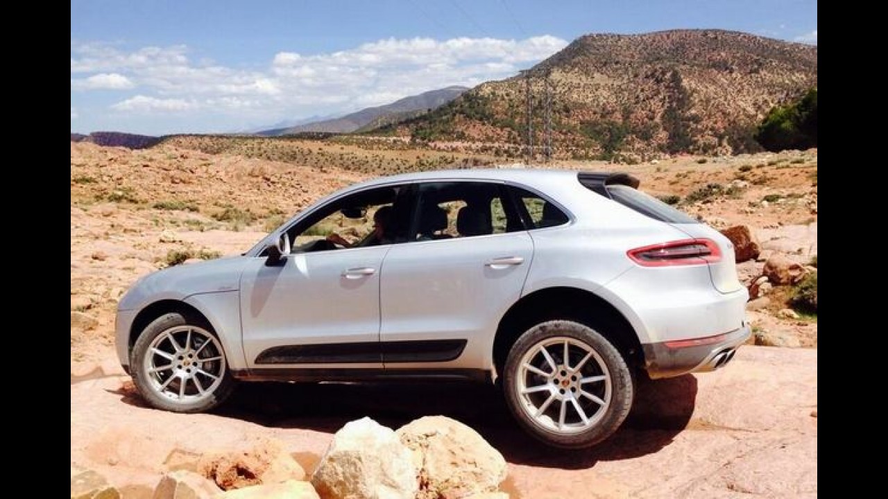 É preciso saber perder: Porsche Macan atolado é resgatado por um Duster