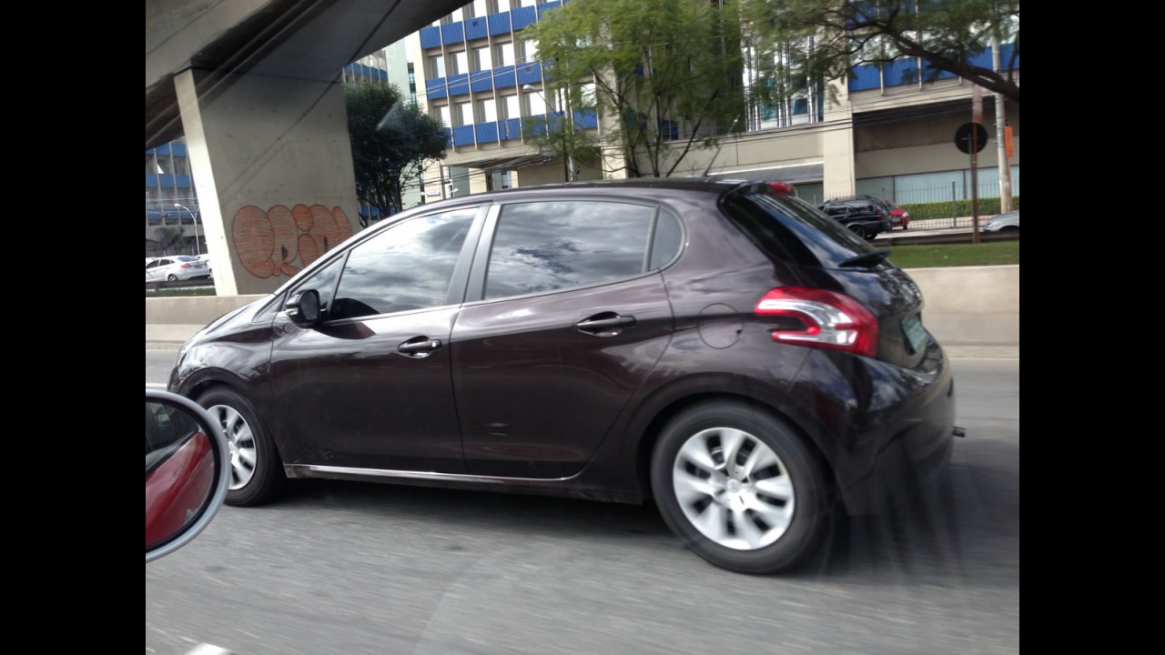 Flagra: Peugeot prepara versão intermediária do 208