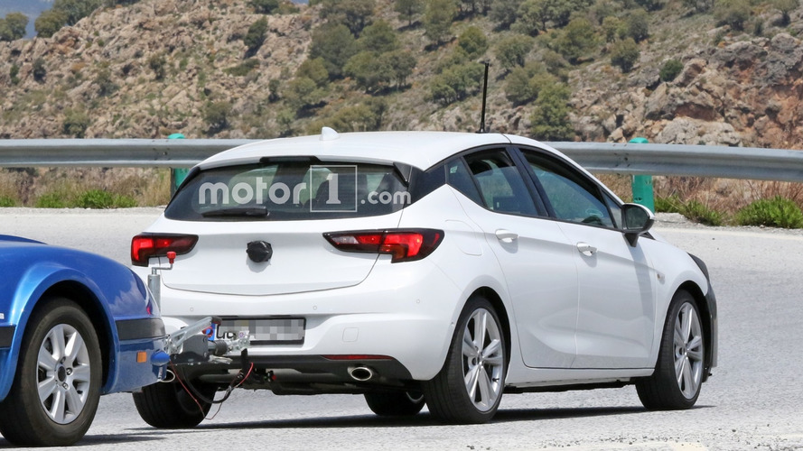 Opel Astra facelift new spy photo