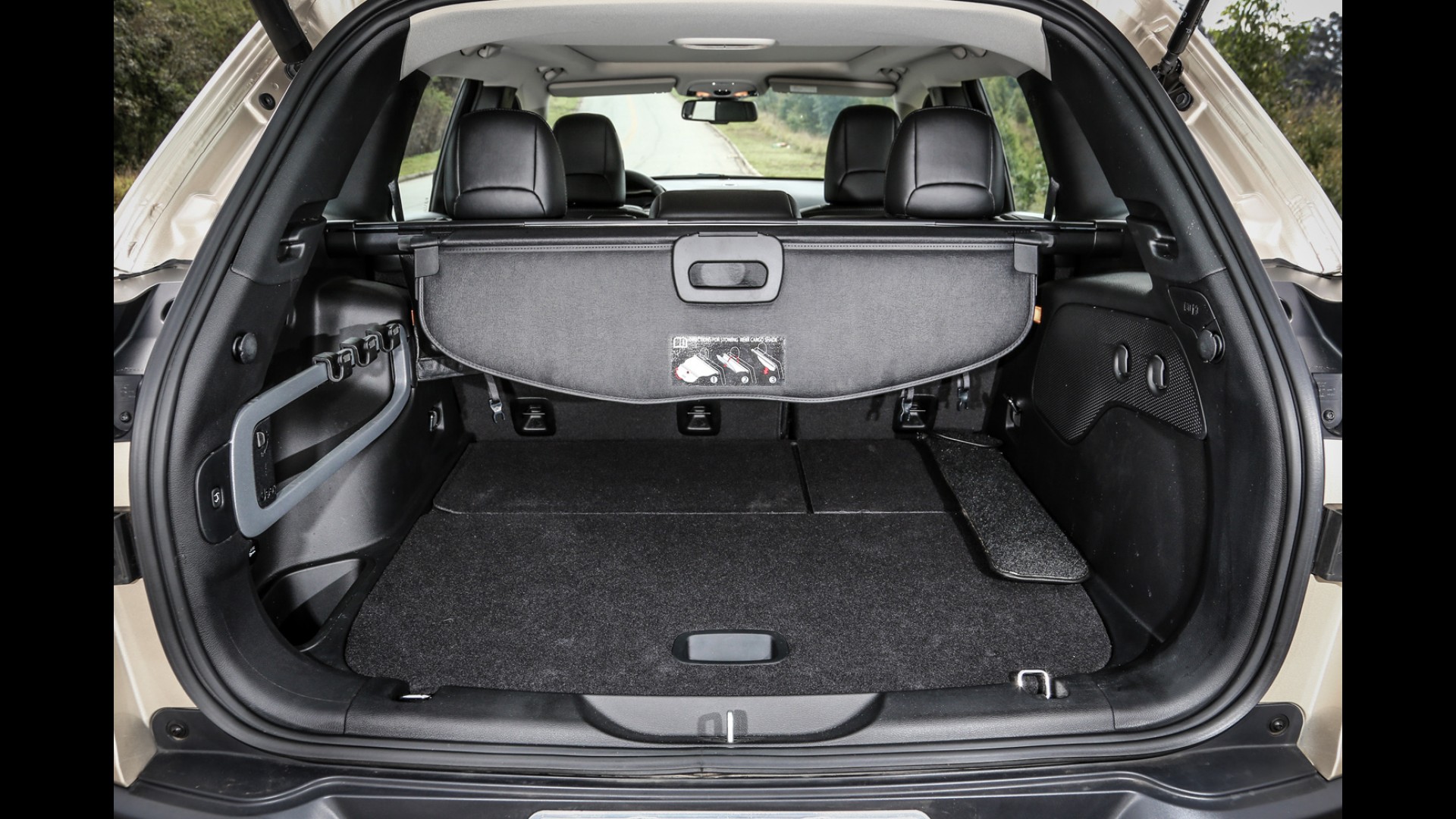 Jeep convoca Cherokee para recall no Brasil por falha no airbag