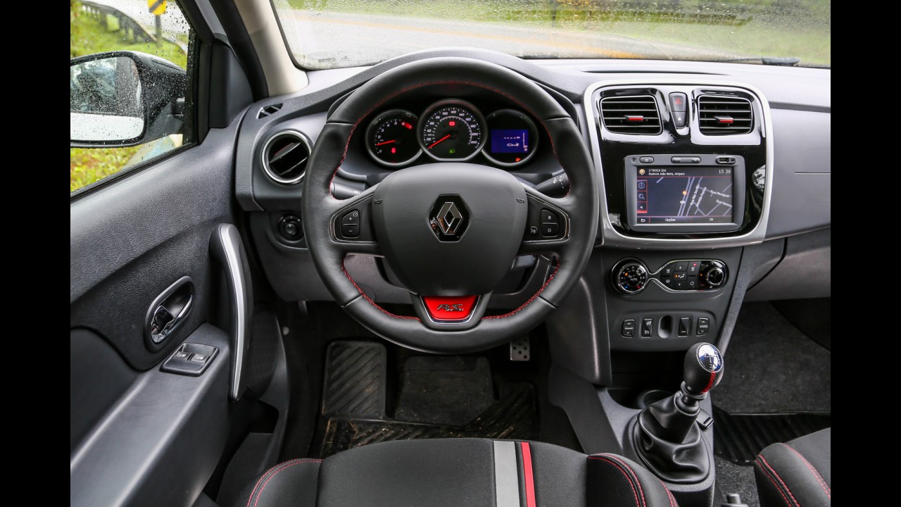 Teste CARPLACE: Sandero RS e Punto T-Jet fazem o pega do momento!