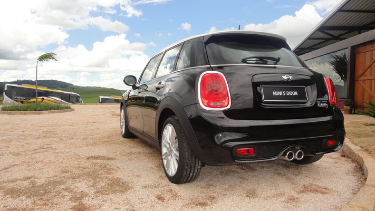 Volta Rápida: MINI Cooper 5 portas troca design por espaço