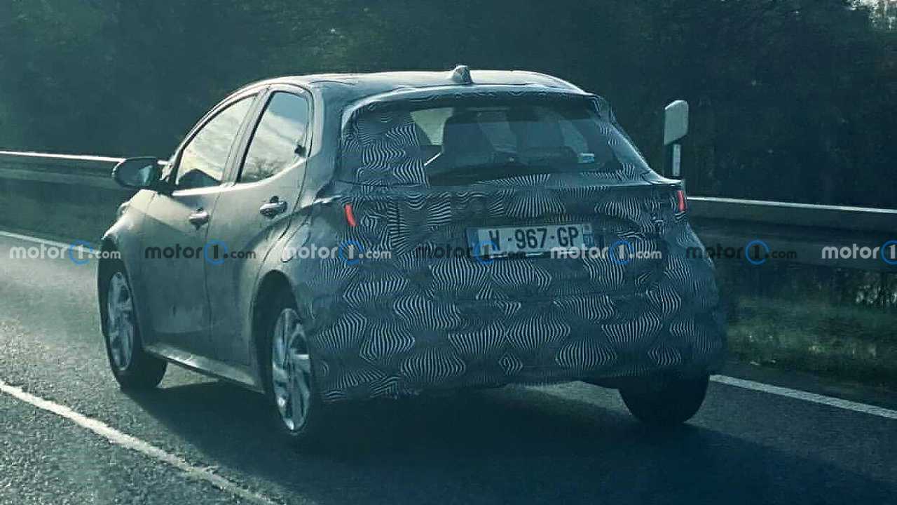 2021 Toyota Aygo prima foto spia (posteriore tre quarti)