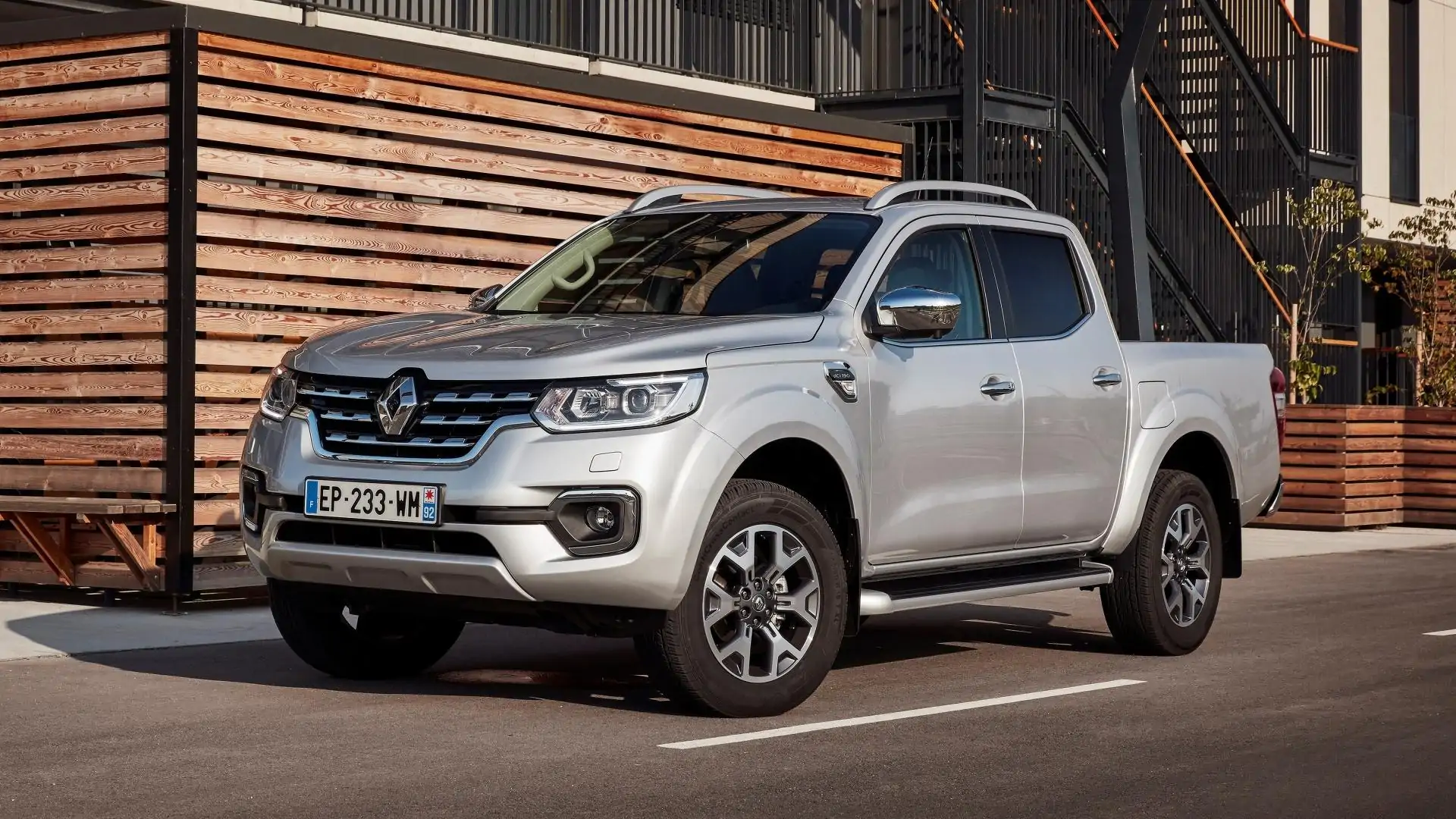 Renault inicia vendas da picape Alaskan na Europa. No Brasil, só