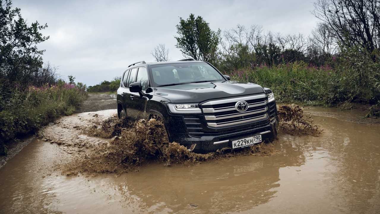 Черный Toyota Land Cruiser 300 70th Anniversary на бездорожье