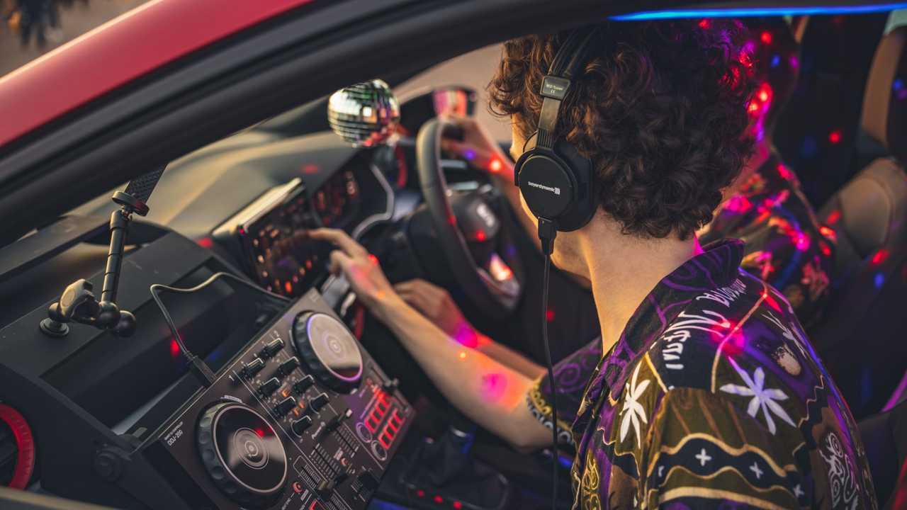 SEAT transforma al Ibiza en la discoteca más pequeña del mundo