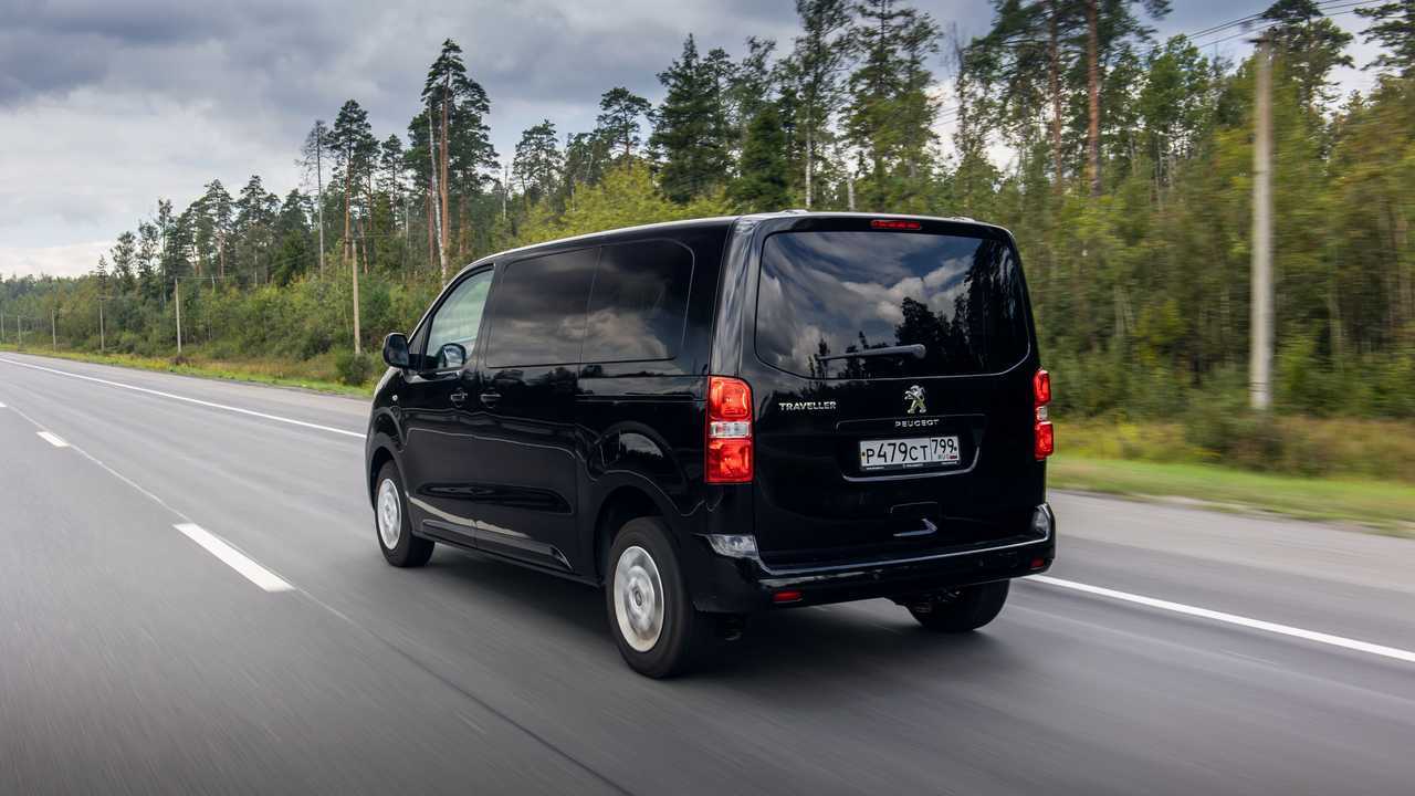 Peugeot Traveller 4x4 на трассе, в три четверти сзади
