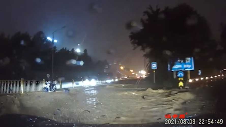 Видео: Porsche Taycan играючи преодолевает паводок