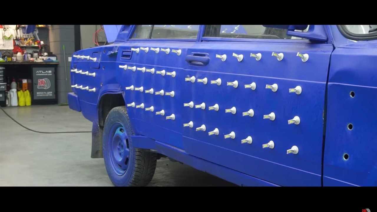 Lada con 300 bombillas de Garage 54
