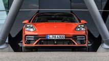 Porsche Panamera Turbo S (2021) in orange: view directly from the front