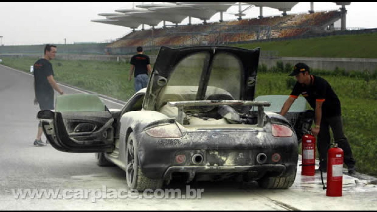 Esse é quente! Porsche Carrera GT pega fogo em Shangai