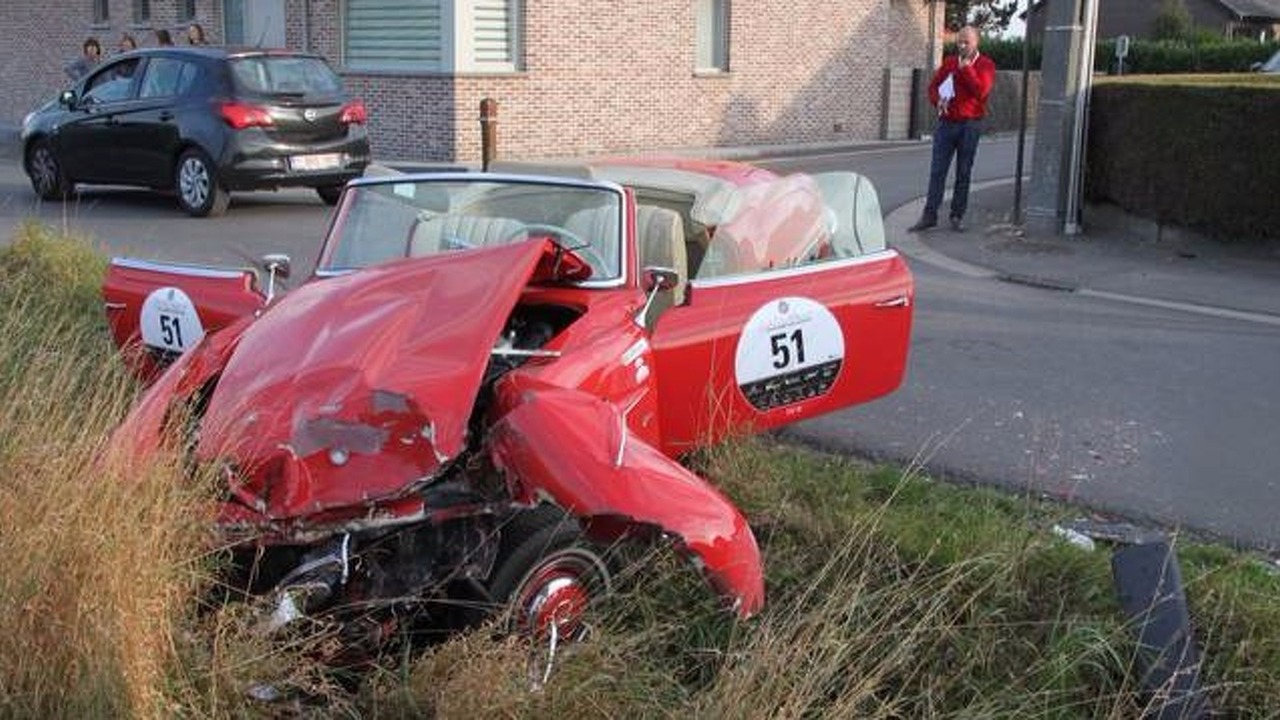 Sinistre total pour cette Mercedes SL 190 Cabrio lors du Zoute Grand Prix