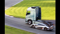 Volvo-LKW vs. Koenigsegg-Sportwagen