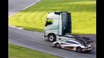Volvo-LKW vs. Koenigsegg-Sportwagen