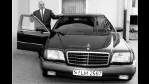 Helmut Kohl ließ sich als Bundeskanzler immer auf dem Beifahrersitz chauffieren. Wegen seines Leibesumfangs war dort ein verlängerter Gurt installiert. Hier posiert er Mitte der 90er-Jahre mit seiner Mercedes S-Klasse.