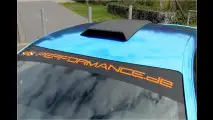 Breitbau-Bolide in Baby-Blau