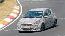 Nuova Toyota Yaris Hybrid, le foto spia