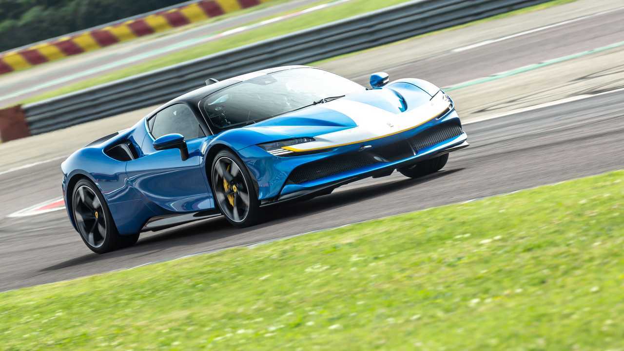 Ferrari SF90 Assetto Fiorano prova in pista